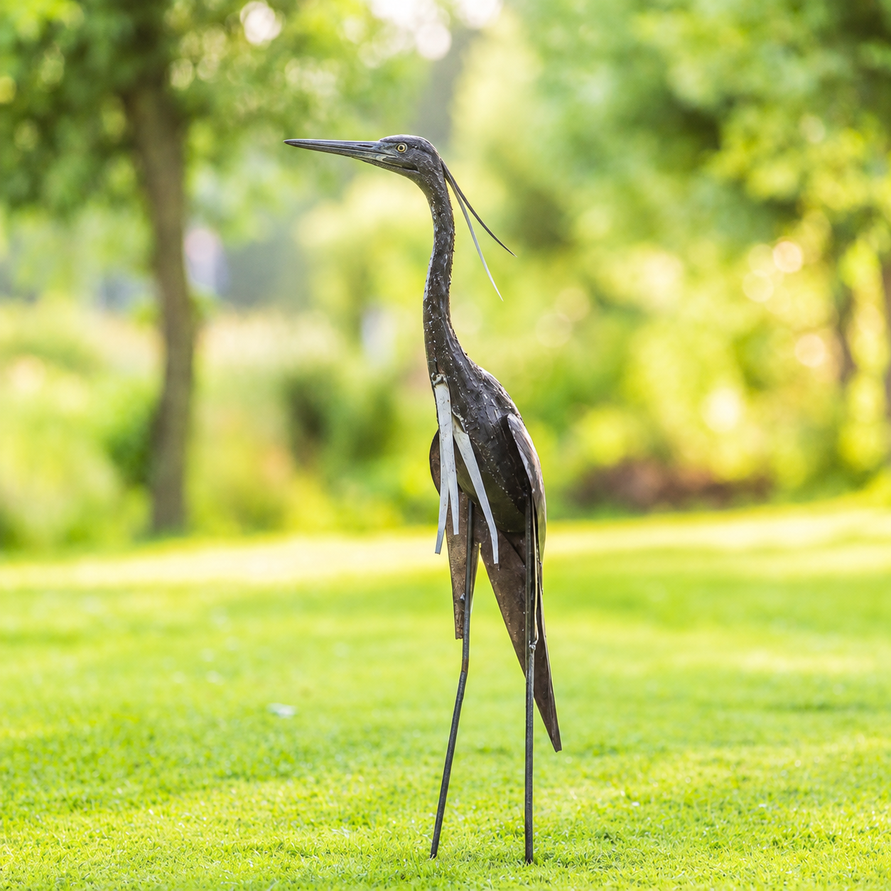 Metalen tuinbeeld van een reiger, gemaakt door een Afrikaanse kunstenaar. Reiger